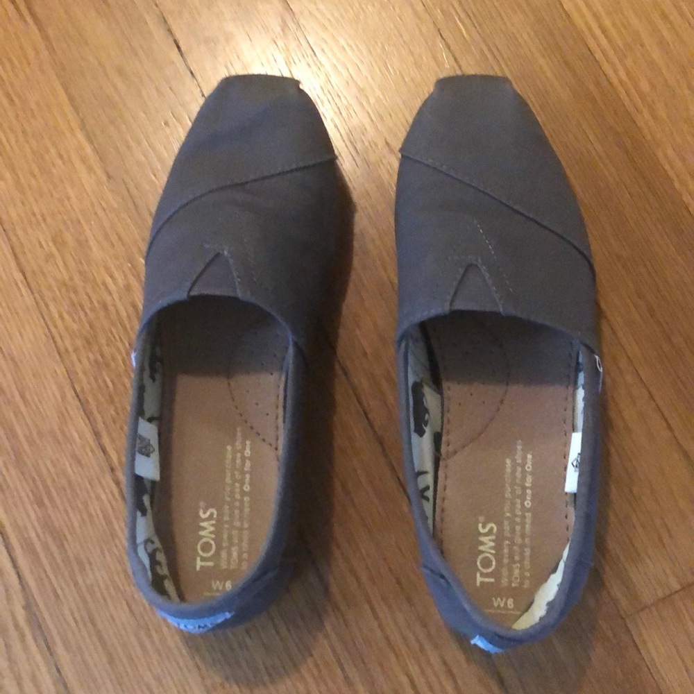 Tom’s Slip on Shoes size 6